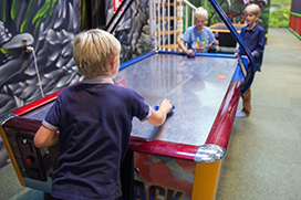 AirHockey i Dinos Legeland Ørestad